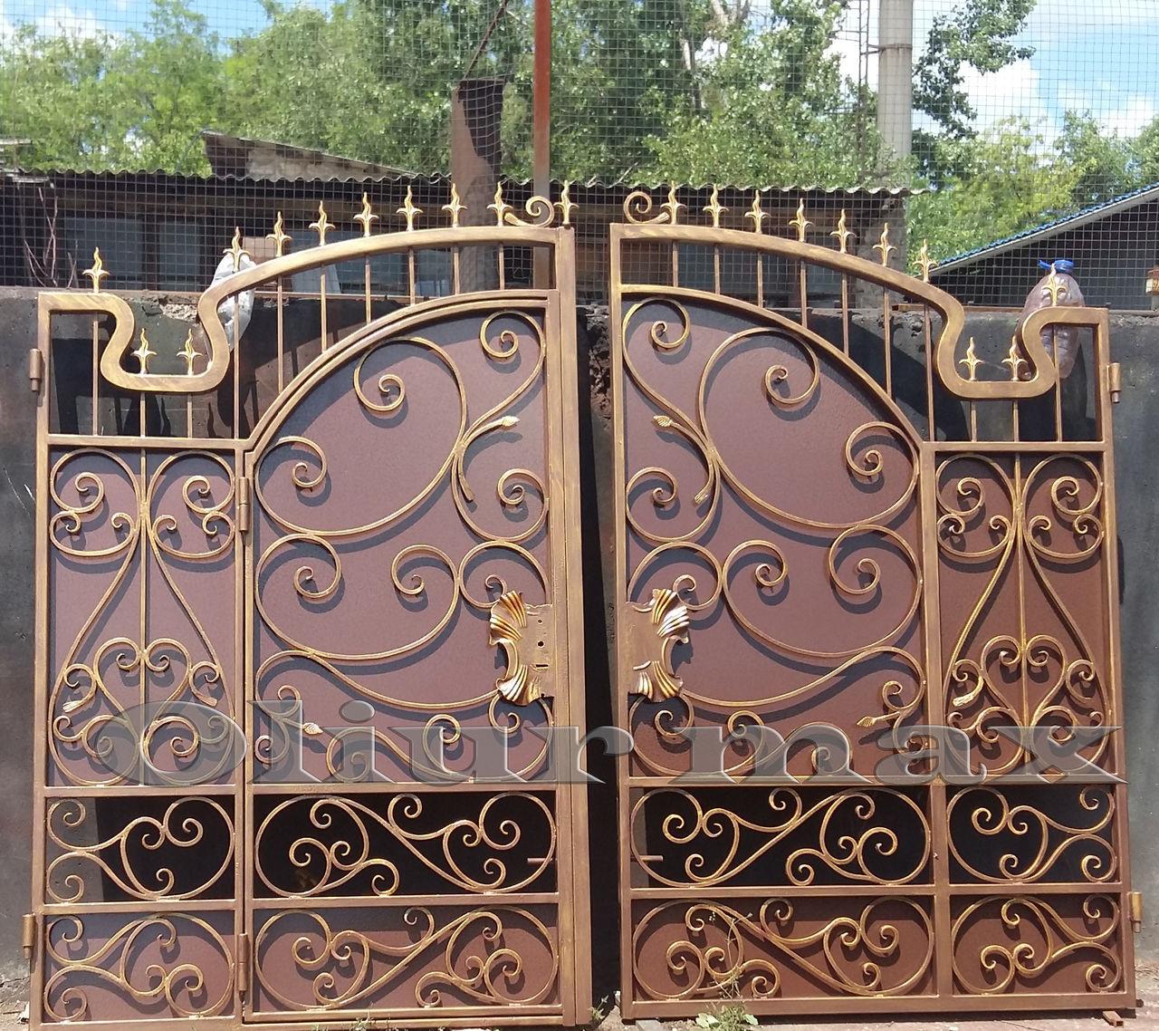 Balustrade, porți, copertine, garduri, gratii , uși metalice și alte confecții din fier forjat.