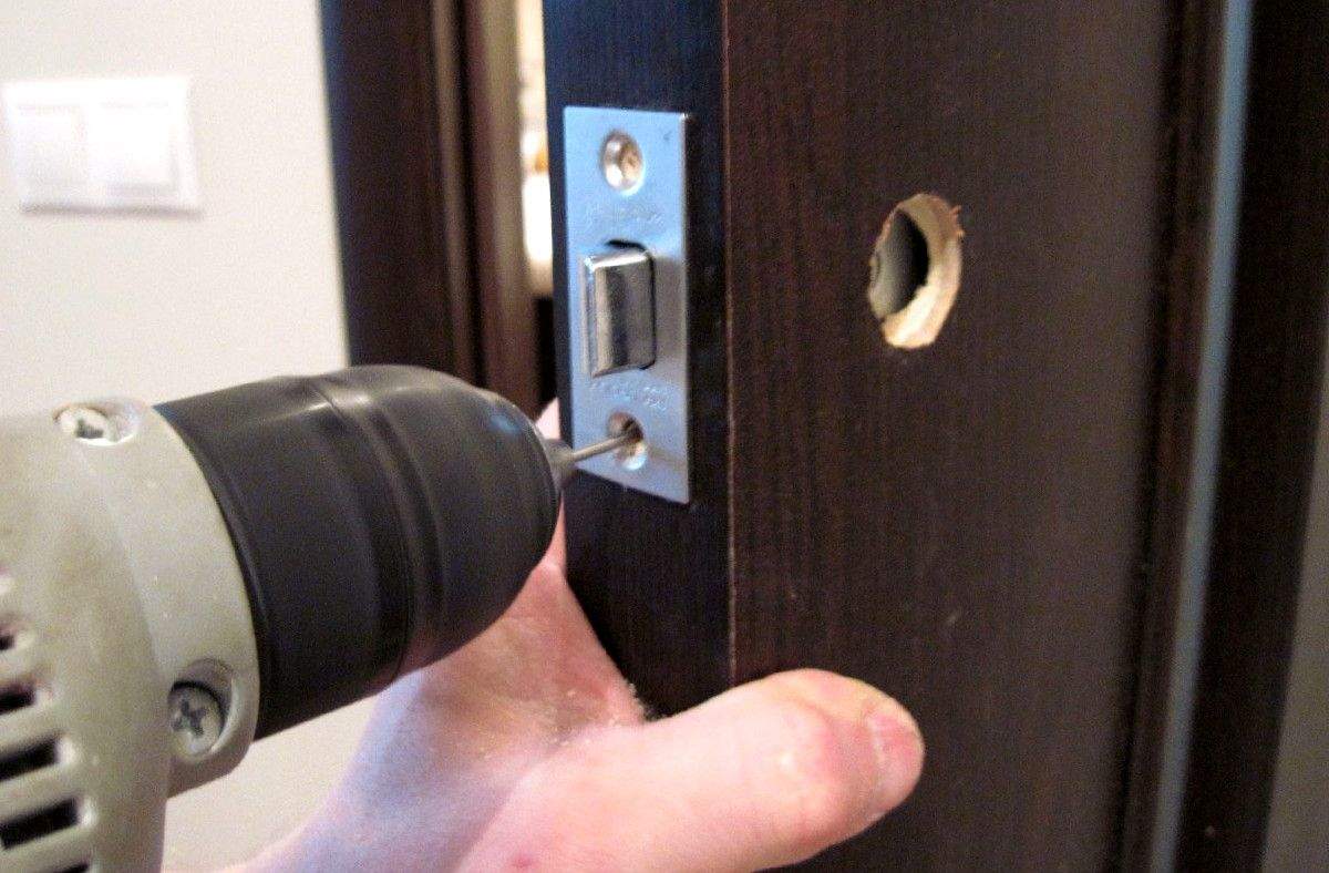Lacatus usi, auto! Deblocarea usilor,deschiderea lacatelor